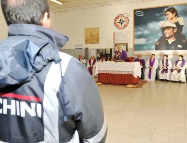 Un momento della cerimonia alla portineria centrale Lucchini 