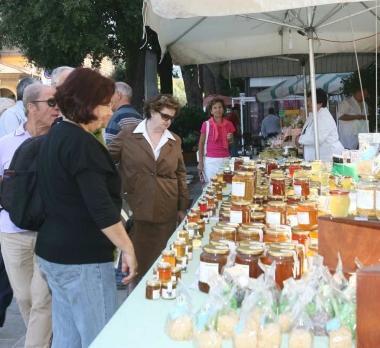 Uno stand di prodotti alimentari 