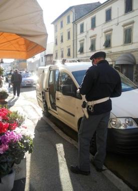 Gli agenti di polizia eseguono i rilievi dello scontro in via Vittorio Veneto 