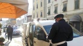 Gli agenti di polizia eseguono i rilievi dello scontro in via Vittorio Veneto