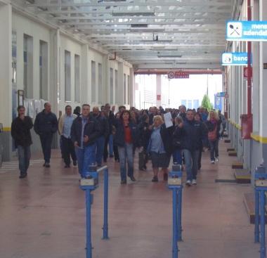 Operai alluscita dallo stabilimento Piaggio di Pontedera    