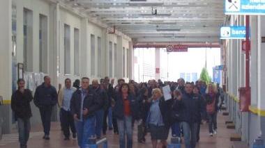 Operai all’uscita dallo stabilimento Piaggio di Pontedera