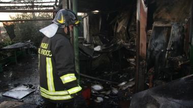 Il capanno andato distrutto nellincendio   