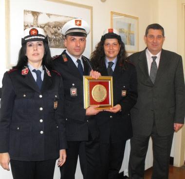 La consegna della targa ai due agenti della municipale 