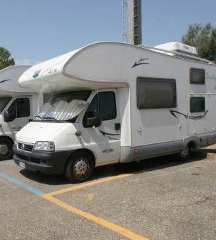 Un camper in sosta, a Lido, i mezzi potranno parcheggiare in via Dante Alighieri 