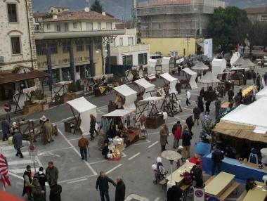 La manifestazione organizzata a Querceta dai commercianti 