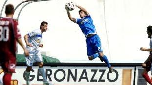 Il portiere azzurro Alberto Pelagotti mentre corona una perfetta uscita alta con una bella presa in quota durante il match disputato nella parte finale della scorsa stagione in casa del Portogruaro e vinto per 1-0