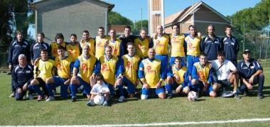Da sinistra Thiane Cheick (Brogiotti Coltano), Bortone (Sangiulianese) e Panelli (Arcadia Marciana); sotto, la formazione del Ss. Redentore Mda   