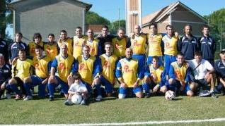 Da sinistra Thiane Cheick (Brogiotti Coltano), Bortone (Sangiulianese) e Panelli (Arcadia Marciana); sotto, la formazione del Ss. Redentore Mda