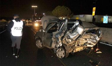 Unimmagine dello spaventoso incidente che nei giorni scorsi &egrave; costato la vita ad un ragazzo di 19 anni; pi&ugrave; a sinistra Federico Ciampalini    