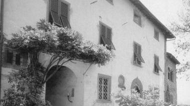 Casa Pascoli e l’assessore Scaletti (al centro)