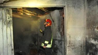 Un vigile del fuoco controlla lo stato del soffitto dopo l’incendio