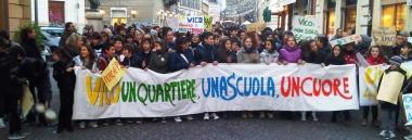 <b>IN PIAZZA.</b> Alcuni momenti della manifestazione della Vico: cerano alunni e insegnanti. Incontrato anche il sindaco Bonifazi 