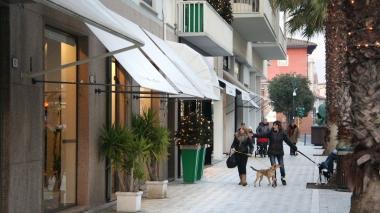 Sopra il sindaco Umberto Buratti a sinistra i negozi del centro di Forte
