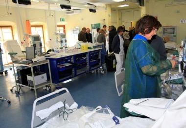Il reparto di dialisi ospitato allinterno dellex filanda di via Battisti e il taglio del nastro della struttura sanitaria 
