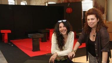 A sinistra Monica Bucciantini con Cristina Pezzoli a destra l’attrice