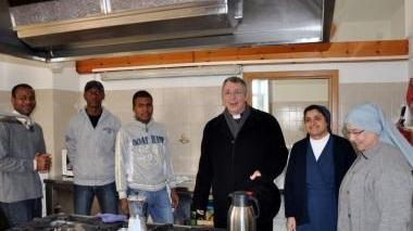 <b>IN CUCINA.</b> Il vescovo Giusti dietro ai fornelli della casa famiglia