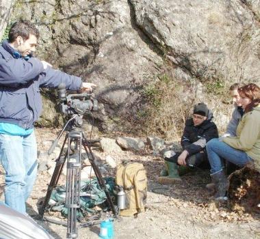 Il regista Picone istruisce gli attori sul set 
