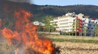 Il sindaco Giuseppe Bellandi e un falò per bruciare le sterpaglie