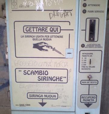 <b>LA STAZIONE ABBANDONATA.</b> Nessun intervento dopo le segnalazioni dei mesi scorsi. Divelto anche il distributore di siringhe e le panchine per sedere ai giardinetti 
