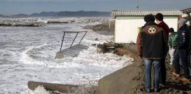 <b>RONCHI.</b> Gli stabilimenti balneari devastati dallultima mareggiata che si &egrave; mangiata buona parte dellarenile di Ronchi   