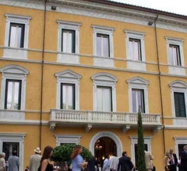 Nella tabella, ecco come saranno destinati i contributi e pi&ugrave; a sinistra, la sede della Fondazione e il presidente Alberto Pincione 