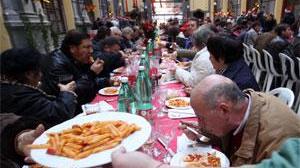 Tanti lucchesi ai pranzi per i poveri