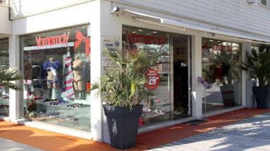 Rapinano commerciante mentre chiude il negozio