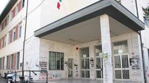 Forzano macchinette di caffè e merendine nella loro scuola, arrestati