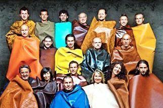 Gli associati nudi coperti da solo cuoio