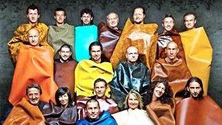Gli associati nudi coperti da solo cuoio