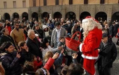 Babbo Natale in piazza porta dolci ai bimbi di Grosseto