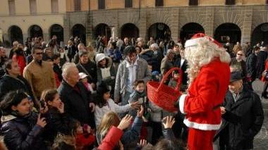 Babbo Natale in piazza porta dolci ai bimbi di Grosseto