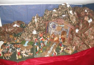 Il presepe a sinistra &egrave; opera del pi&ugrave; giovane dei nostri lettori che hanno raccolto linvito a inviarci le foto per pubblicarle. Si chiama Richard Collodi ha 7 anni e abita a Nozzano Castello Il presepe nella foto sopra viene dalla famiglia lucchese Bettucchi, che vive a San Francisco. In alto a destra, il presepe di Davina Del Soldato, mentre quello nella foto a fianco (a destra) &egrave; opera del nostro lettore di Fossanuova (Porcari) Pierluigi Marchetti, che lo definisce un &laquo;presepe fatto in casa&raquo; 