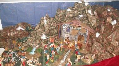 Il presepe a sinistra è opera del più giovane dei nostri lettori che hanno raccolto l’invito a inviarci le foto per pubblicarle. Si chiama Richard Collodi ha 7 anni e abita a Nozzano Castello Il presepe nella foto sopra viene dalla famiglia lucchese Bettucchi, che vive a San Francisco. In alto a destra, il presepe di Davina Del Soldato, mentre quello nella foto a fianco (a destra) è opera del nostro lettore di Fossanuova (Porcari) Pierluigi Marchetti, che lo definisce un «presepe fatto in casa»