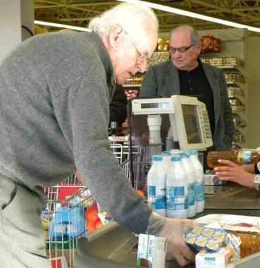 Un anziano al supermercato: con Ausilio la spesa è a domicilio