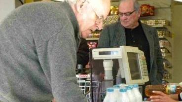 Un anziano al supermercato: con Ausilio la spesa è a domicilio