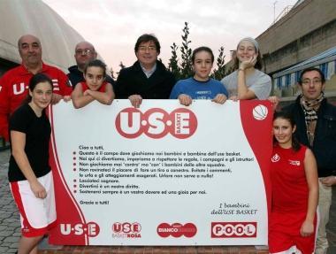 Sopra il poster con le regole Sotto la festa del Minibasket 