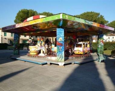 In piazza Orsi è in funzione la giostra