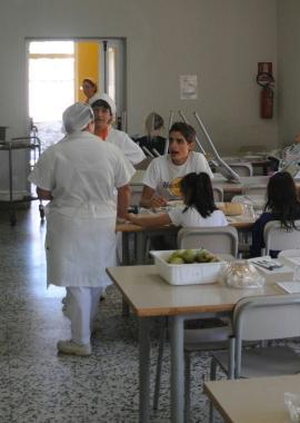 Alunni a una mensa scolastica di Capannori