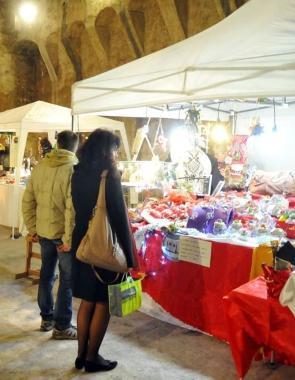 Il mercatino allinterno del Rivellino     