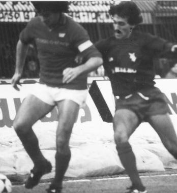 Bertoneri con la maglia del Torino a destra in un duello con Claudio Ranieri, ora allenatore dellInter 