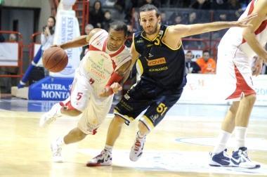 Donte Mathis in azione nel match contro Scafati   