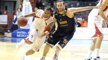 Donte Mathis in azione nel match contro Scafati