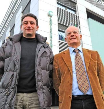 Maurizio Innocenti (a sinistra) e Riccardo Bruzzani davanti alla sede Confesercenti 