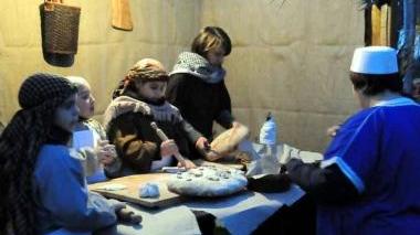 Alcune immagini del presepe vivente allestito con l’aiuto di insegnanti e genitori dai bambini della scuola primaria di Casone A sinistra il vescovo monsignor Giovanni Santucci