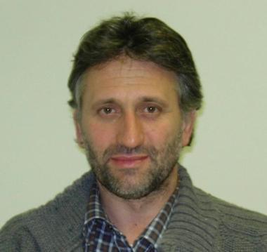 Simone Remi, presidente del Consorzio vera pelle conciata al vegetale; a destra Toscani sul set del calendario dello scorso anno 