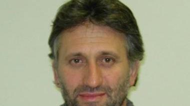 Simone Remi, presidente del Consorzio vera pelle conciata al vegetale; a destra Toscani sul set del calendario dello scorso anno