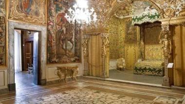 Qui accanto una delle sale del museo di Palazzo Mansi, più a sinistra il museo della città a Palazzo Guinigi e, sotto, Villa Guinigi