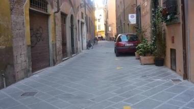 Una delle strade ripavimentate nel centro storico